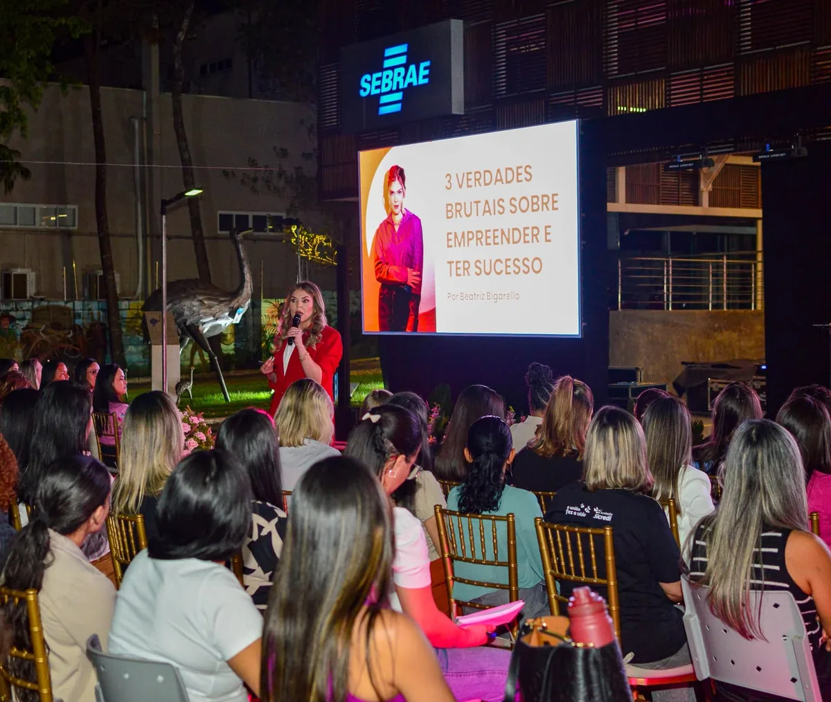 Beatriz Bigarello palestrando em um evento do Sebrae