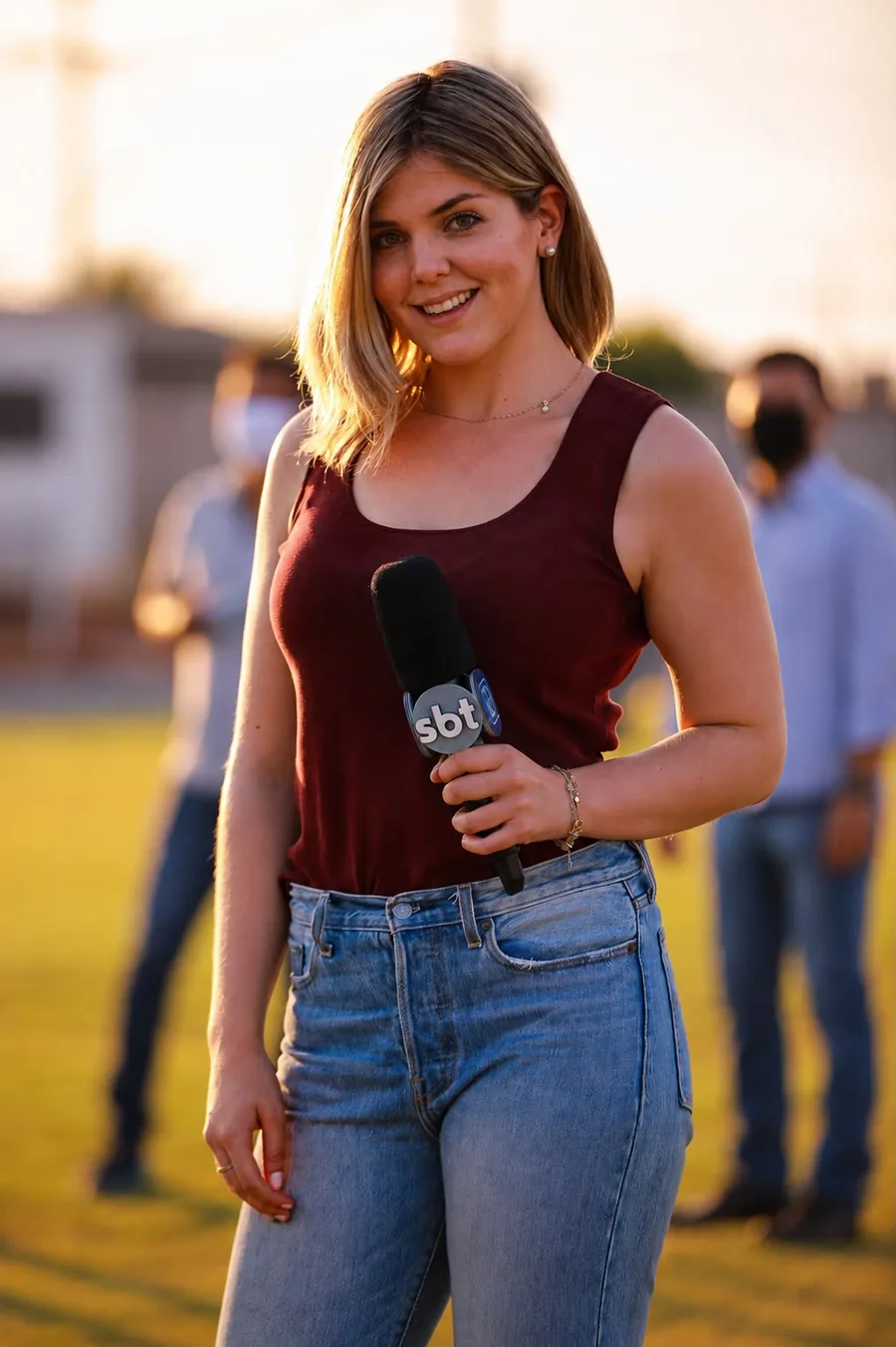 Beatriz Bigarello durante uma reportagem para o SBT